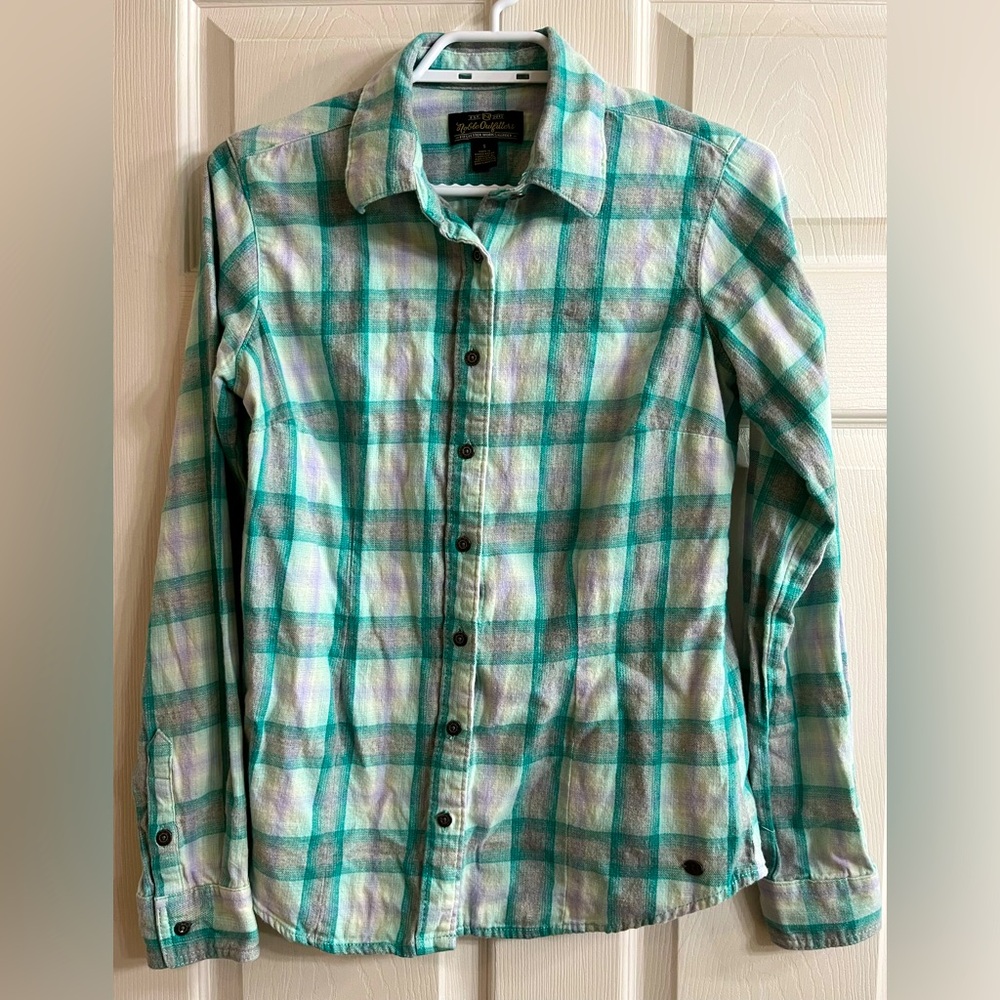 Noble Outfitters 100% cotton flannel green plaid button down shirt. Size S